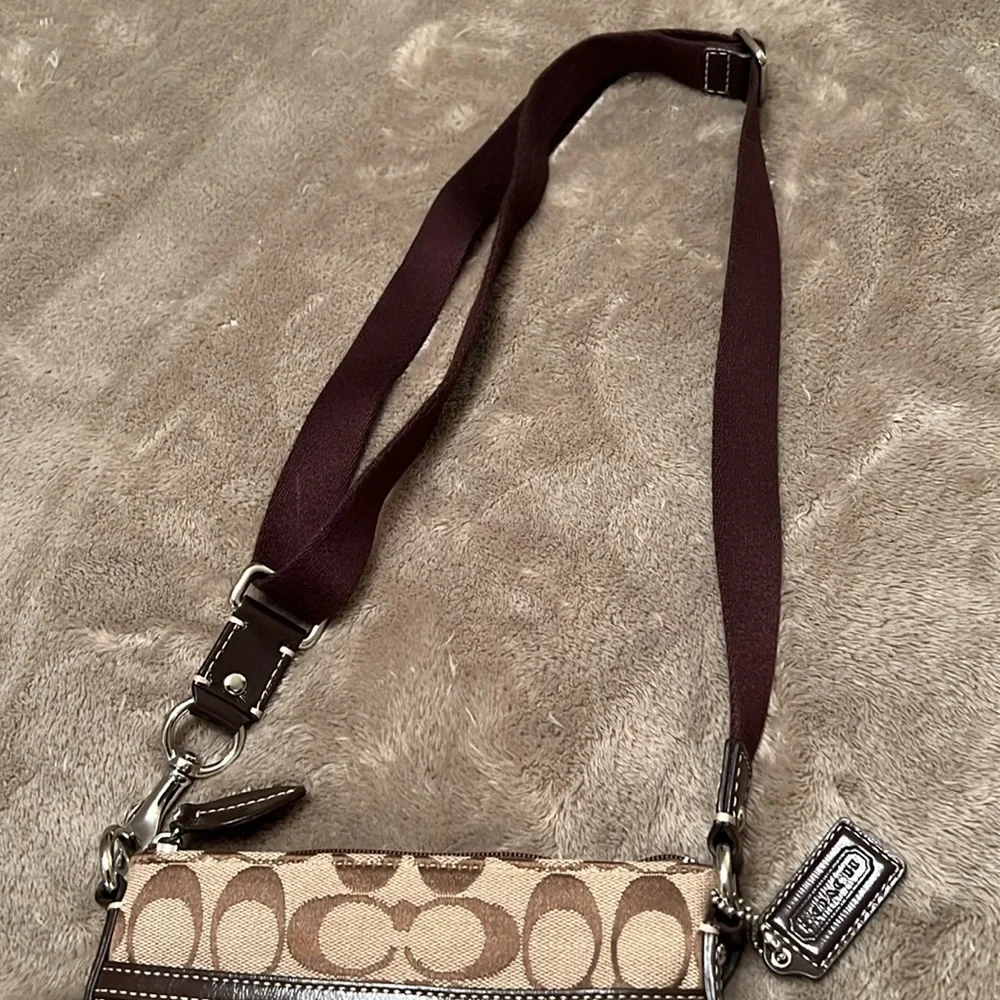 Like new COACH Cross Body Bag. Used once, no tears or stains. - Picture 8 of 11
